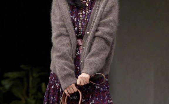 41岁高圆圆穿碎花连衣裙搭配开衫,气质依然惊艳!