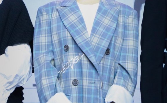 李兰迪穿西装配牛仔裤,漂亮大方又时尚!