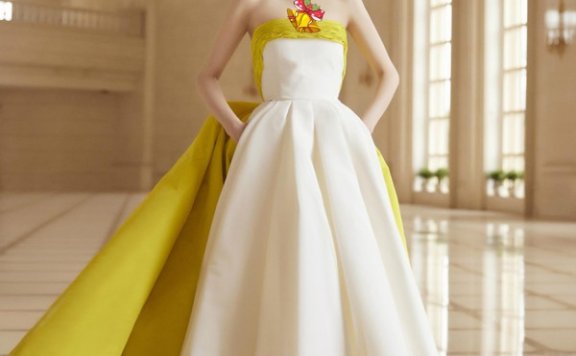 佟丽娅穿长裙颜色一半白一半黄，网友：像剥开的香蕉