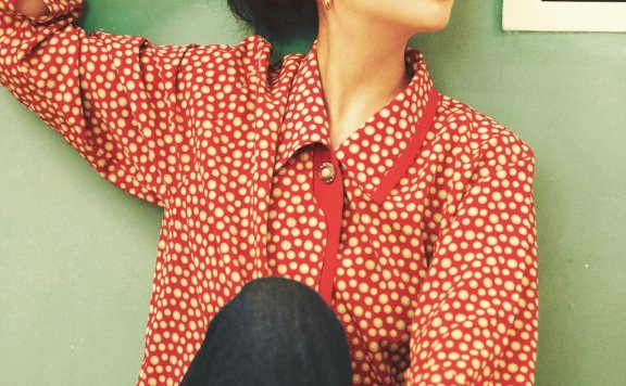 殷桃波点衬衫配上深色牛仔裤,穿出上世纪80年代的气质感