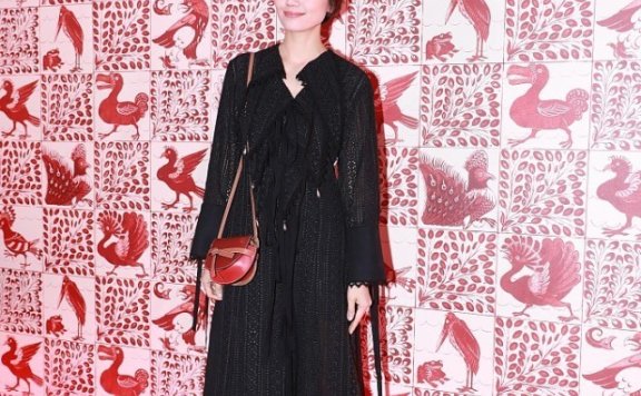 袁泉最新短发造型气势十足,黑色连衣裙高贵优雅,笑起来温柔甜美