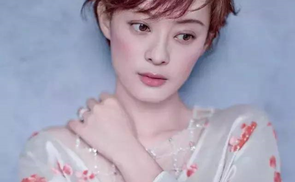 尺寸很重要？看看短发的周冬雨佟丽娅就知道了