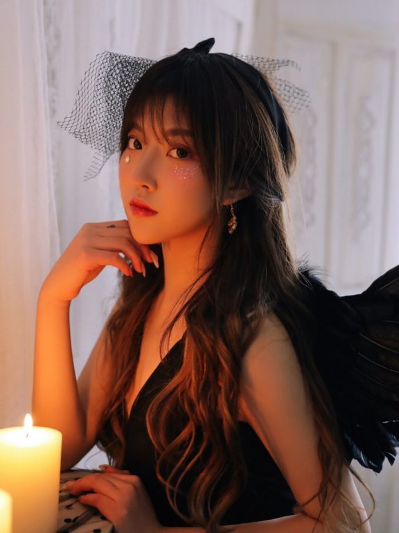 穿黑纱吊带裙的极品黑天使美女深V诱人写真图片