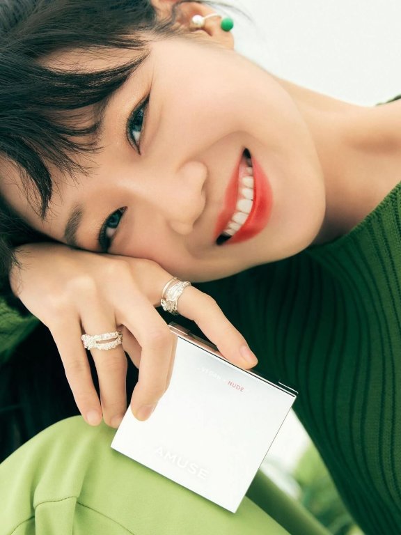 和春天里的阳光一样明媚,孔晓振化身森林系女神出镜彩妆广告