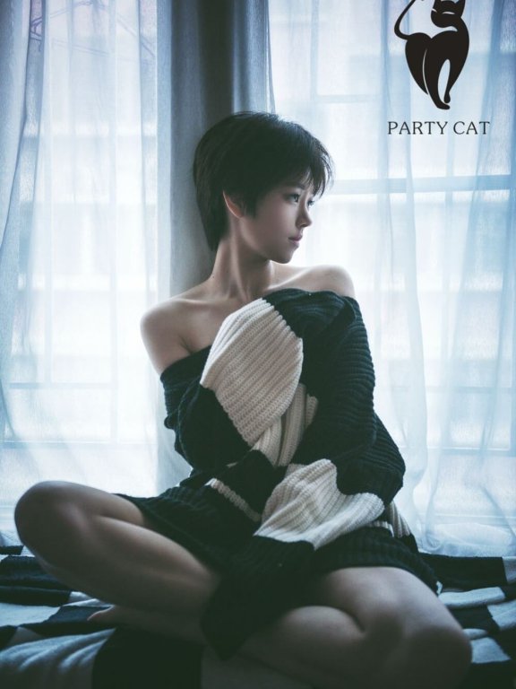 留短发的帅气少女真空毛衣性感图片写真