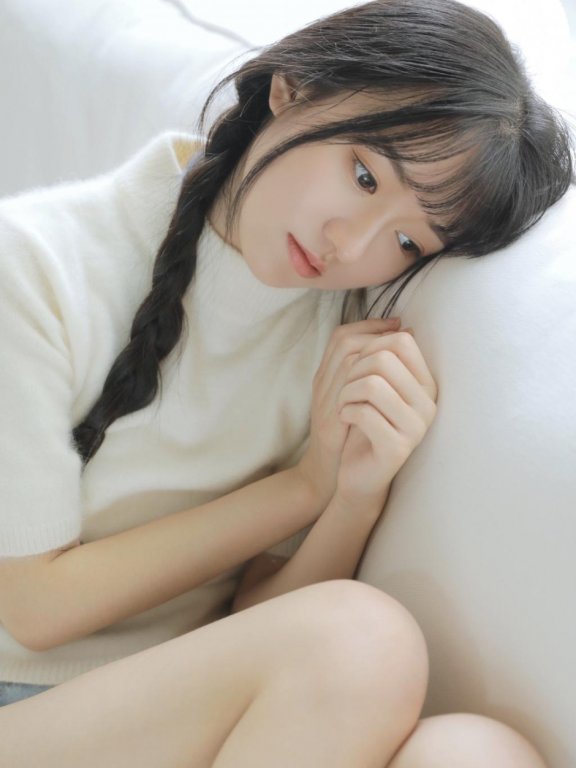 可爱美女麻花辫短裤好看壁纸图片