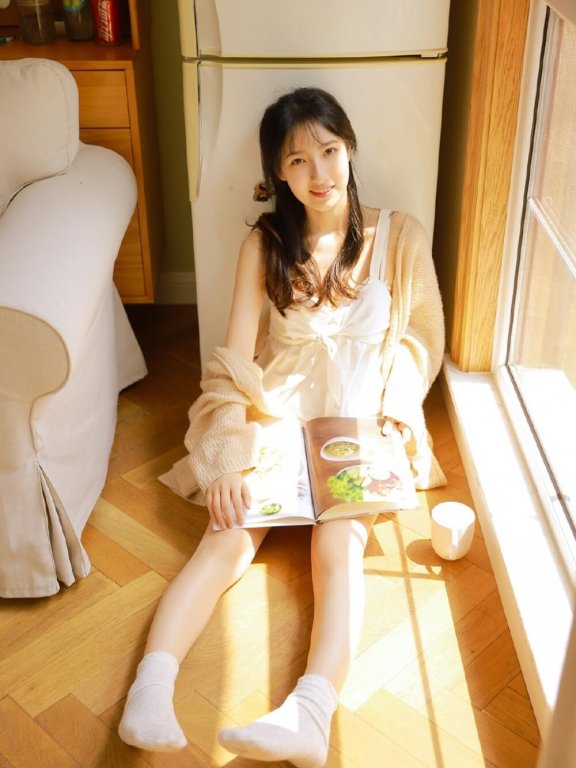 成熟气质邻家大姐姐室内清新动人暖系风格图片写真