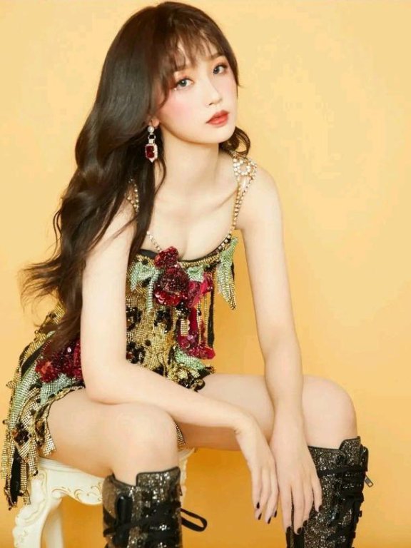 虞书欣越穿越美 彩色吊带裙天使颜值魔鬼身材
