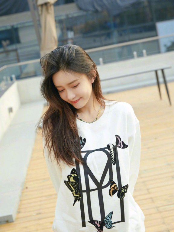 孟子义私服穿白色卫衣配印花休闲裤,意外穿出高级感