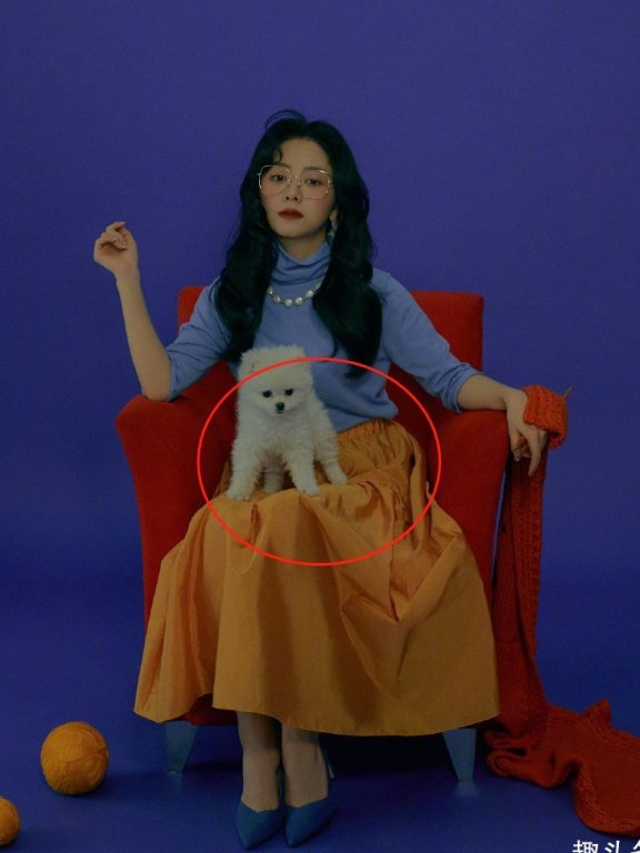 清纯女星谭松韵手拿橙子拍大片,现场织围巾侧面腰围仅巴掌大