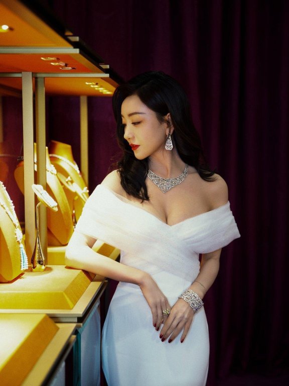 杨蓉穿白色连衣裙亮相,尽显少女气质