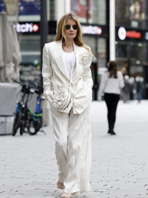 欧美街拍:2021春天甩掉你的刻板印象,看时尚潮人穿西装气质又有型