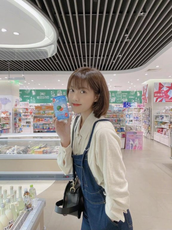 李艺彤穿背带连体牛仔裤超可爱,这腿也太好看了吧