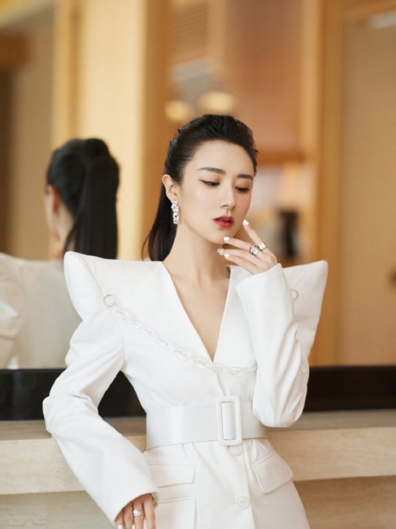 1小时卖2000多万新疆棉制品的薇娅身材气质不输明星,长腿吸睛