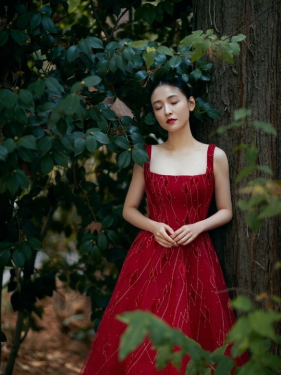 吴倩穿吊带裙气质优雅,身材越来越好