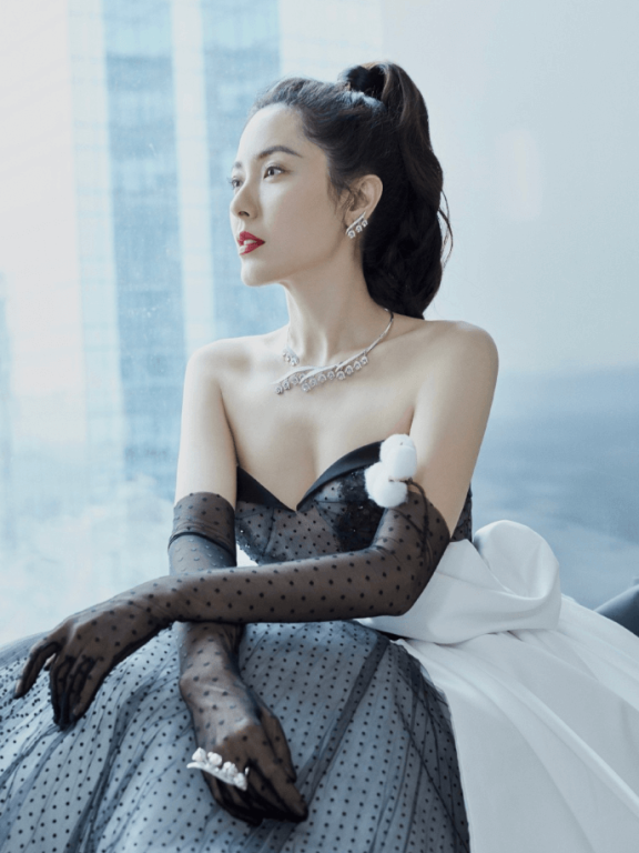 美女曾黎称自己不如手上的棉花好看,真给力