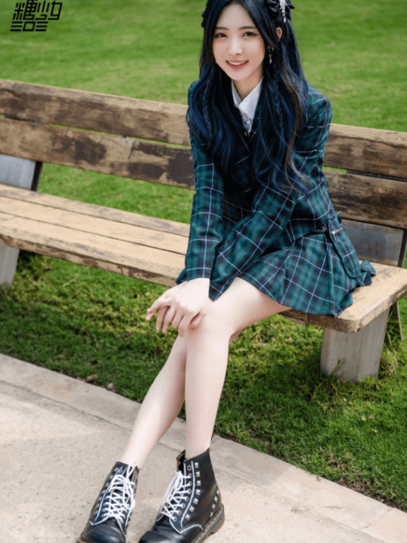 郑乃馨学院风大片,暗绿格纹套装配蓝色挑染发型青春活力元气满满