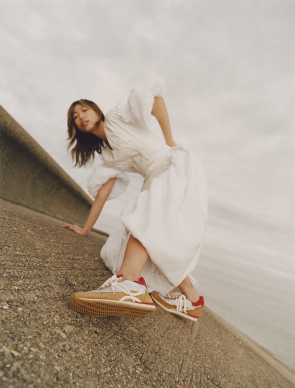 注入70年代流畅线条：用LOEWE Flow鞋子来场无忧轻旅行