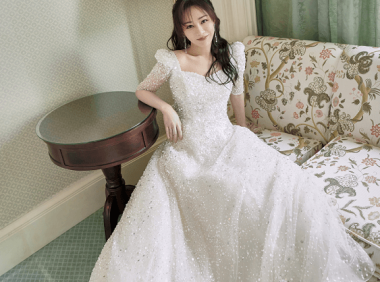 杨紫公主卷发穿白裙温婉甜美,造型眼前一亮越来越会穿衣了