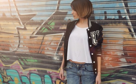 紧身牛仔裤搭配什么好看 紧身牛仔裤这样搭配T恤最好看