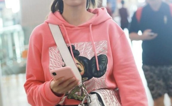 沈梦辰机场街拍:卫衣搭配高腰短裤简约又有气质