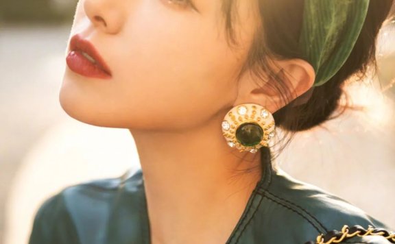 阚清子的复古风穿搭很时尚,绿色搭配清新又有活力