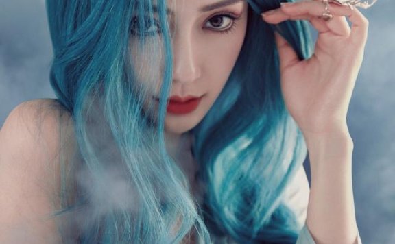 Angelababy蓝发造型仙气逼人