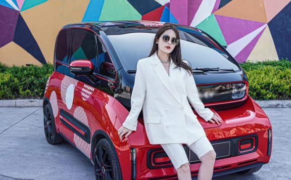 上海时装周奇遇 BAOJUN 新款 E300，掀摩登新风尚