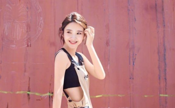 唐艺昕松散刘海加上治愈系笑容,少女身影融化我的心