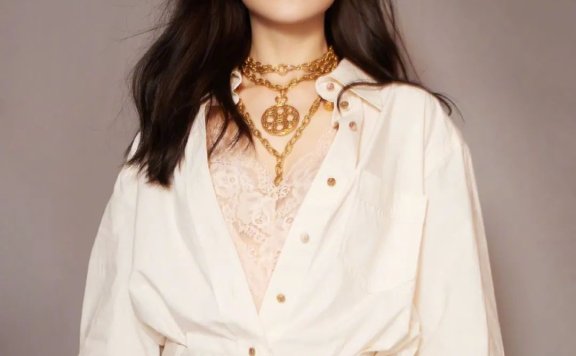 王鸥最新白色系穿搭,清新时尚优雅迷人