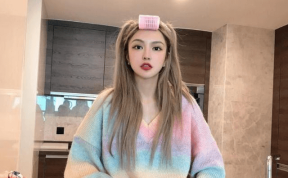 周扬青妆化的好浓，卫衣搭出了礼服感，太有女人味了