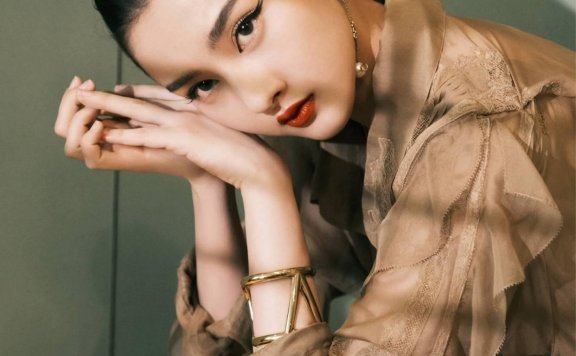 赵丽颖拍自然系大片挑战性感露肩礼服,冯提莫短发尽显中性之美