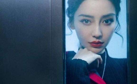 Angelababy斜肩红裙明艳动人，宛若芭比娃娃