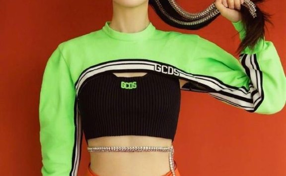 王鸥也要C位出道?穿亮绿色短上衣出镜,这发型我给100分