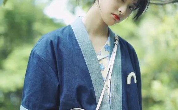 沈月穿黑白旗袍惊艳亮相,竟被脚下厚底高跟鞋抢镜!