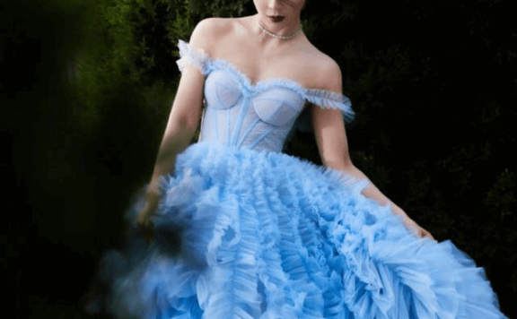 袁姗姗大胆尝试“海浪裙”，性感香肩造型太甜美！