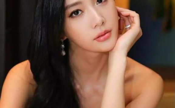 32岁的李成敏被称之为“韩国第一美女”,身材火辣太性感
