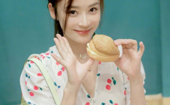 袁姗姗扎高马尾配小樱桃连衣裙，美成18岁少女