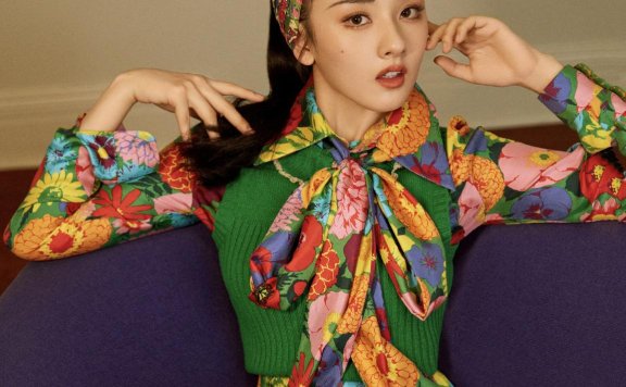 宋祖儿化身复古名伶,背靠沙发姿势好撩人