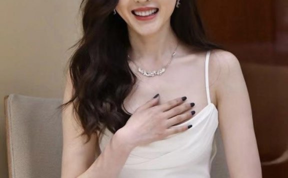 张天爱一袭白色吊带连衣裙成熟优雅，不愧为时髦精