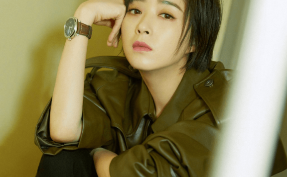 蒋欣最近爱上了短发,最新造型走上酷女孩的道路