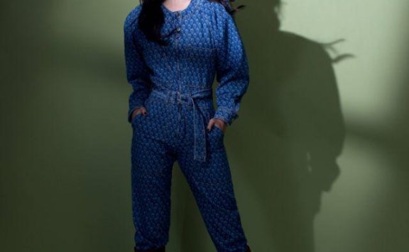 阚清子穿蓝色碎花裙搭配大耳环又美又飒,卷发造型太迷人