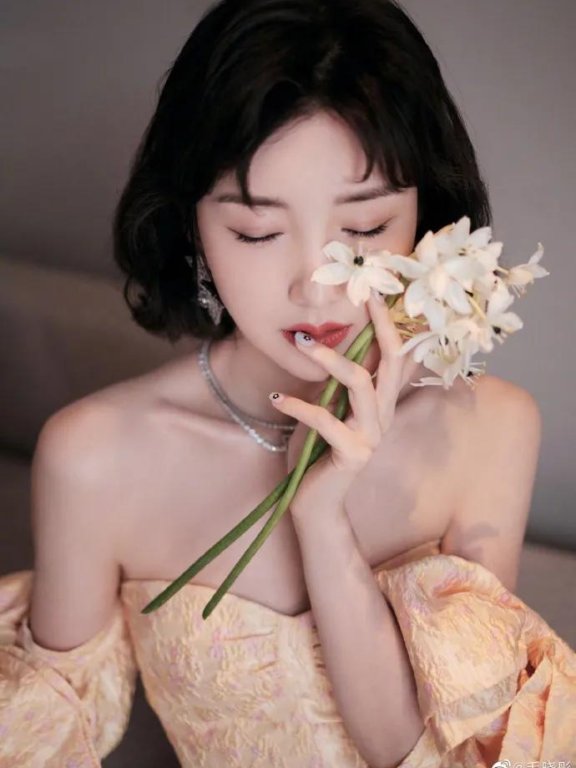 毛晓彤穿吊带黄衣大秀事业线!肤白貌美性感撩人
