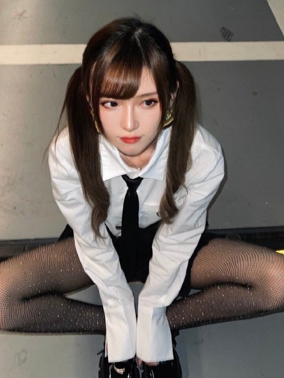 春意造型大比拼！腐团儿钻石袜亮眼，板娘的碎花裙看呆了安德罗妮