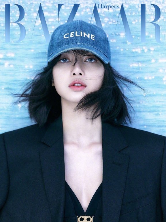 今年夏季最时尚的造型范本!Lisa穿CELINE登《时尚芭莎》杂志封面
