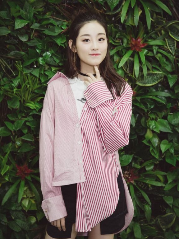 内地美女演员祝绪丹甜美室外白嫩美腿图片