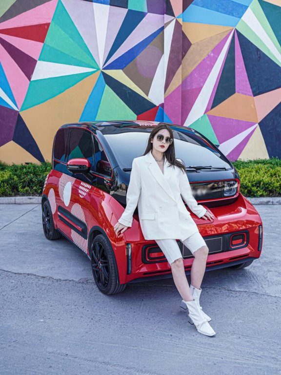 上海时装周奇遇 BAOJUN 新款 E300,掀摩登新风尚