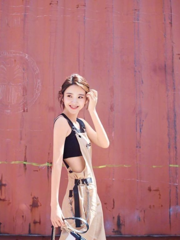 唐艺昕松散刘海加上治愈系笑容,少女身影融化我的心