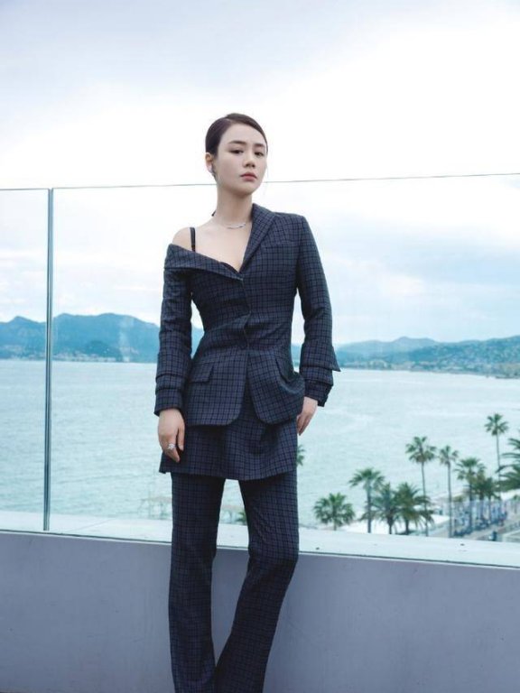 马思纯穿西装又套裙子又套裤子,这是什么时尚搭配?
