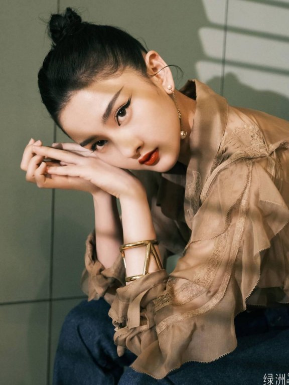 赵丽颖拍自然系大片挑战性感露肩礼服,冯提莫短发尽显中性之美